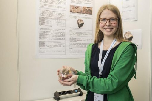 Ökologischer Baustoff der Zukunft: Schülerin Anna Fromme präsentiert Pilz-Projekt beim Regionalwettbewerb „Jugend forscht“ bei thyssenkrupp Steel in Duisburg