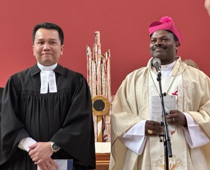 Andar Parlindungan als neuer Generalsekretär der VEM im Gottesdienst eingeführt