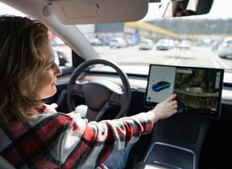 Im Blindflug: Aufmerksamkeitsfalle Display im Auto