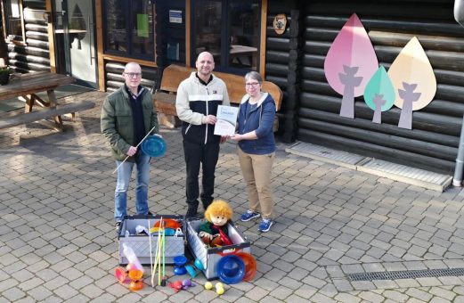 1.111 Euro für zwei Zirkuskisten