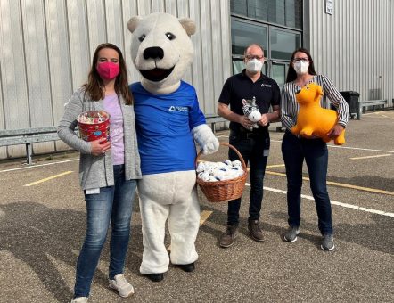 Mitarbeitende der Stadtwerke Karlsruhe helfen mit Spielzeugspenden