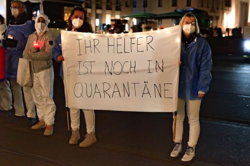 Lichterkette in Karlsruhe:   „Weiße“ Helfer setzen ein Zeichen