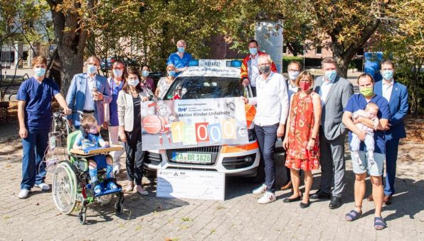 Finanziert aus Blechschäden: Kindernotarztwagen des DRK Karlsruhe erhält Spende der R+V