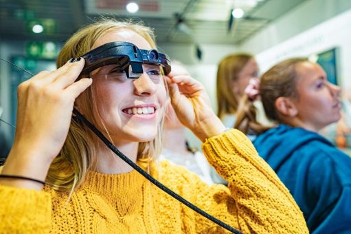Hightech-Ausstellung besucht Faustschule Östringen: Jugendliche erkunden Technikberufe
