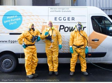 Die persönliche Schutzausrüstung  bis Stufe 12 ist bei Industriereinigung von Anlagen durch Egger PowAir Cleaning selbstverständlich!