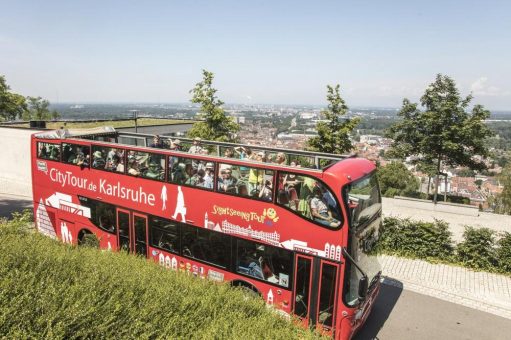 Der rote Doppeldeckerbus startet mit Oster-Aktion in die neue Saison