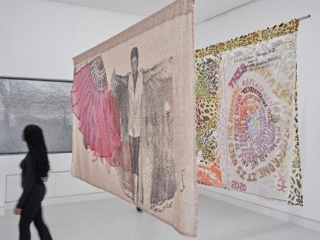 Rundgang durch die Ausstellung von Philipp Gufler mit Gürsoy Doğtaş und Yasmin Afschar
