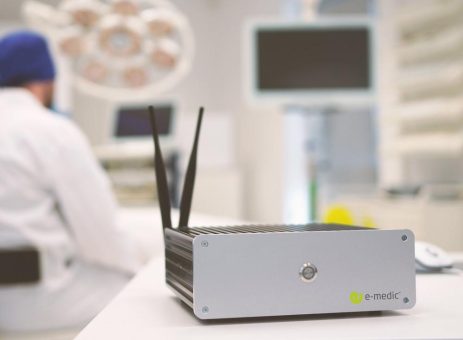 Neuer lüfterloser Mini-PC für das medizinische Umfeld präsentiert sich in robustem Outfit