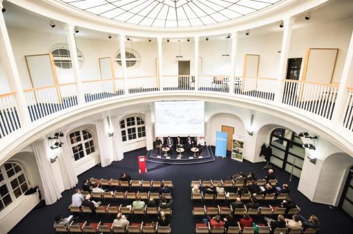 Datenkartelle, Hate Speech, Fake News – Scheitert der Staat am Internet?
