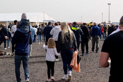 Tausende Besucher sorgen für ein buntes Treiben beim Saisonauftakt der Motorsport Arena