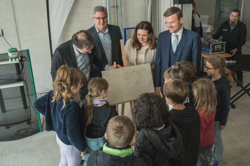 Schlussstein für neue Grundschule Uhlandstraße enthüllt