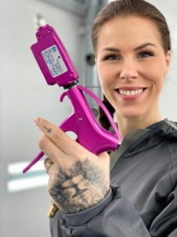 Zum Weltfrauentag am 8.März: Lackiererinnen können eine Sonderausfertigung der weltweit verkauften Ionstar-Pistole aus dem Hause Herrmann Lack-Technik ganz in pink gewinnen -Teilnahmeschluss ist der 10.März