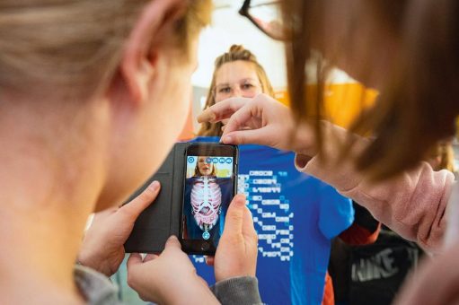 Spielerisch für Technik und Forschung begeistern: Coaches besuchen Marion-Dönhoff-Realschule in Brühl