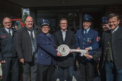 Schlüsselübergabe an die Freiwillige Feuerwehr in Buch: Neu gebautes Gerätehaus kann bezogen werden