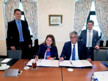 Fasihi und BASF unterzeichnen Vertrag