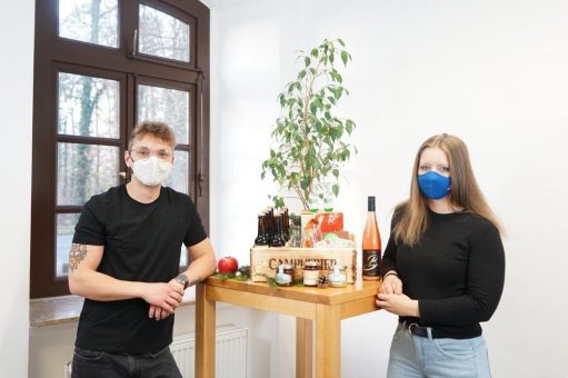 Studierende der Hochschule Osnabrück schnüren weihnachtliche Regionalpäckchen