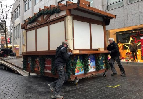 Stände für Kunsthandwerk und Süßwaren in der Fußgängerzone