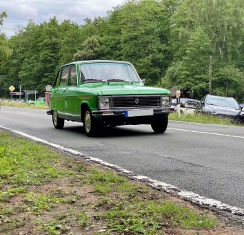 Baskenmütze, Baguette und Oldtimer