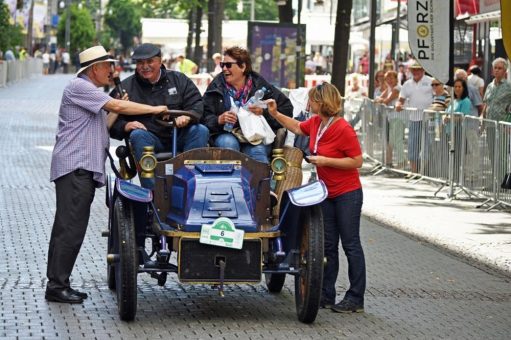 134 Jahre Frau am Steuer