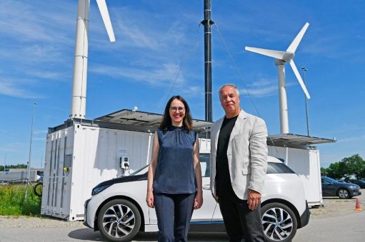 Mobiler Container produziert Strom mit Windkraft und Sonne