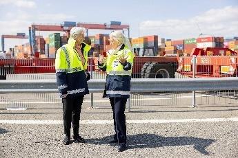EZB-Präsidentin Christine Lagarde besucht HHLA-Containerterminal Altenwerder