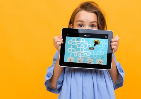 Die Schirn Kunsthalle Frankfurt veröffentlicht ein innovatives Rätselspiel zur Farbenlehre für Kinder ab 5 Jahren