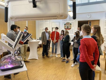 Fast wie im OP Saal – Medizinstudenten im Selbstversuch am OP Roboter da Vinci