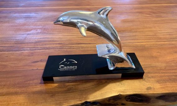 Delphin Trophäe: Arvato Systems versilbert Imagefilm für Handel und Konsumgüterindustrie
