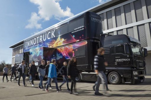 Mobile Hightech-Ausstellung in Wesseling: Im InnoTruck entdecken Schulklassen wichtige Zukunftstechnologien