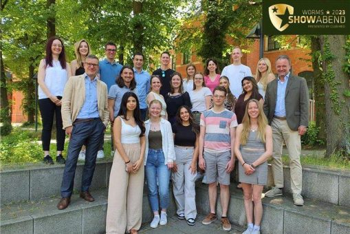 „We’re still standing“ – Der traditionelle Showabend der Hochschule Worms kommt nach Coronapause zurück auf den Campus