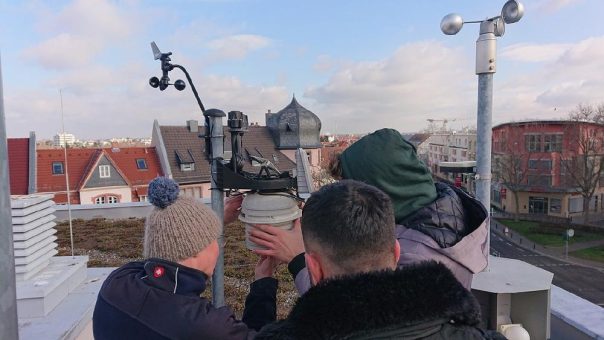 Frühjahrsputz auf dem Hochschuldach – die Wetterstation wird erneuert