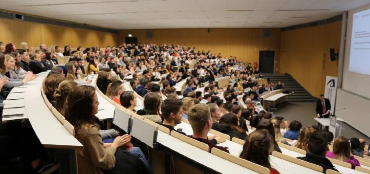 Wieder volles Haus zur Erstsemesterbegrüßung