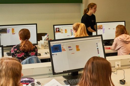 Fachbereich Informatik lässt Girls programmieren