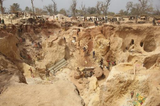 Desert Gold schließt schnelle Kapitalrunde und startet Bohrungen