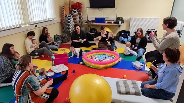 Eltern putzen Kinderzähne sauber