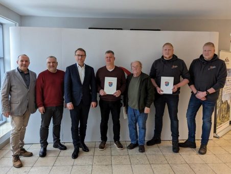 Dr. Mischak übergibt LEADER-Bescheide an Turnverein und Schreinerbetriebe