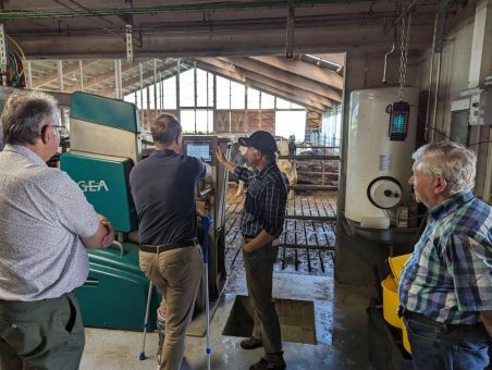 Landwirtschaft mit Roboter und Tablet