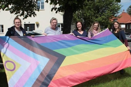 Regenbogen-Fahne vor dem Landratsamt gehisst