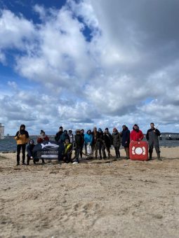 Vogelsberger KJP sammelt Müll am Ostsee-Strand