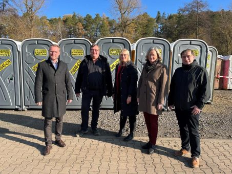 Wirtschaftsdezernent Dr. Jens Mischak besucht „Erhard Weiß Mietservice WC & Duschen“ aus Grebenau