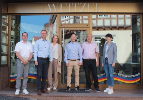 Wirtschaftsdezernent Dr. Jens Mischak besucht „Weitzel Bad & Heizung“