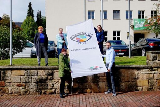 Fahne weht vor der Kreisverwaltung