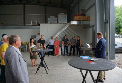 Dr. Mischak überreicht LEADER-Förderung an „Renker Metalltechnik PLUS“