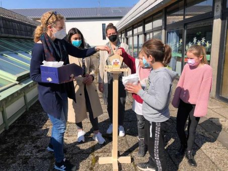 KJP-Vogelhäuschen an Homberger Grundschule aufgestellt