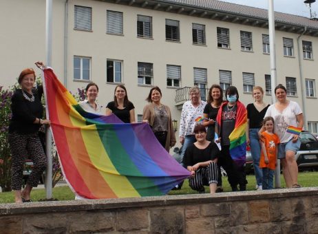 Regenbogen-Fahne in Lauterbach gehisst