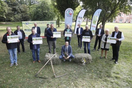 900 Hessen wandern im Vogelsberg und unterstützen dabei die Retter der Bergmähwiesen