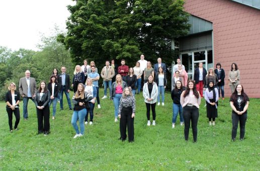 2000 Stunden Theorie, 2500 Stunden Praxis