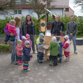 „Step by Step“ baut Werkbank für Kindergartenkinder
