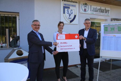 Sparkassen-Stiftung fördert neuen Kunstrasenplatz mit 20.000 Euro