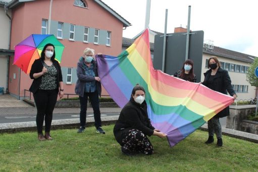 Regenbogen-Fahne vor dem Landratsamt gehisst